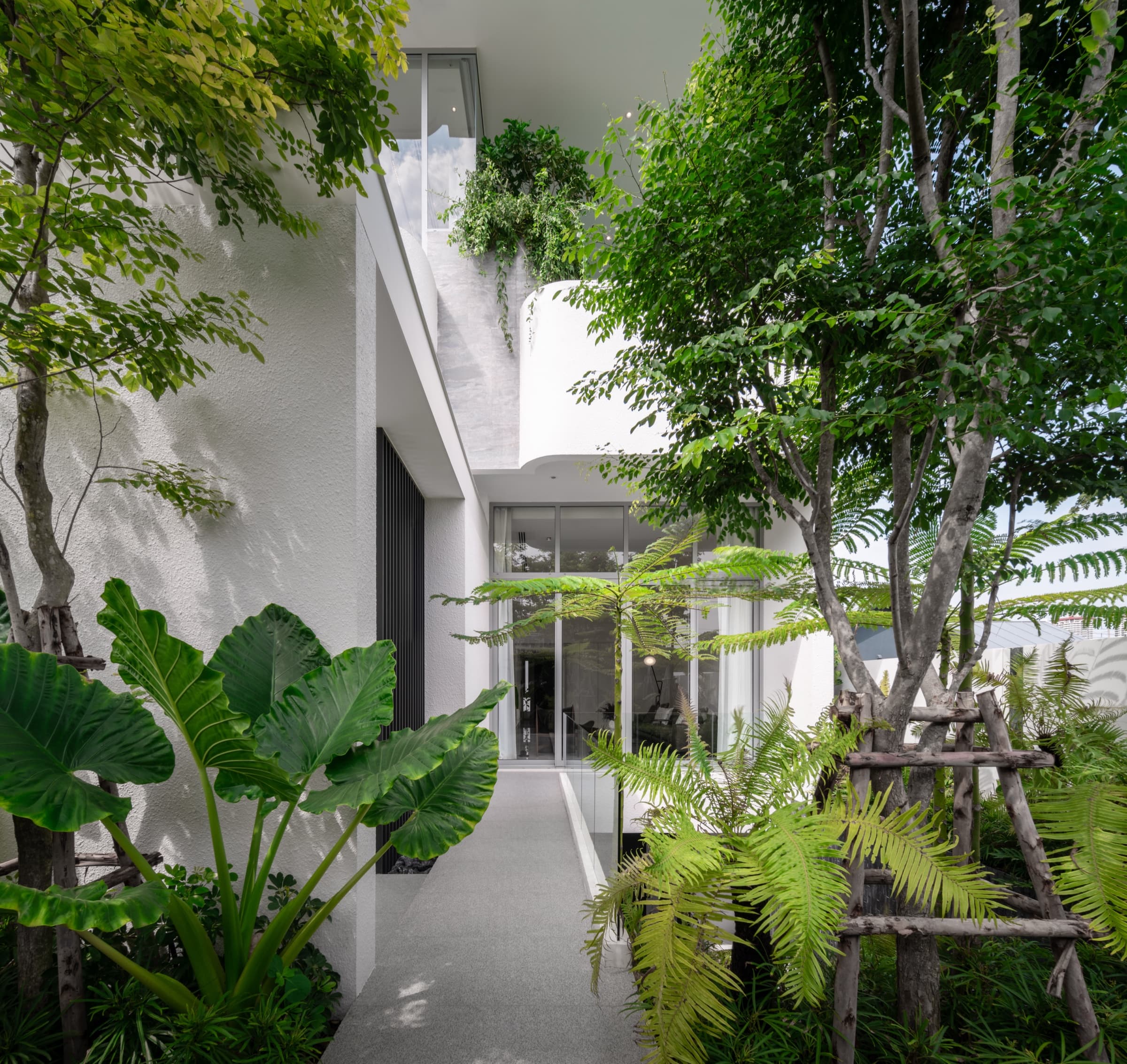 Garden and natural light at ARQ10 L-House